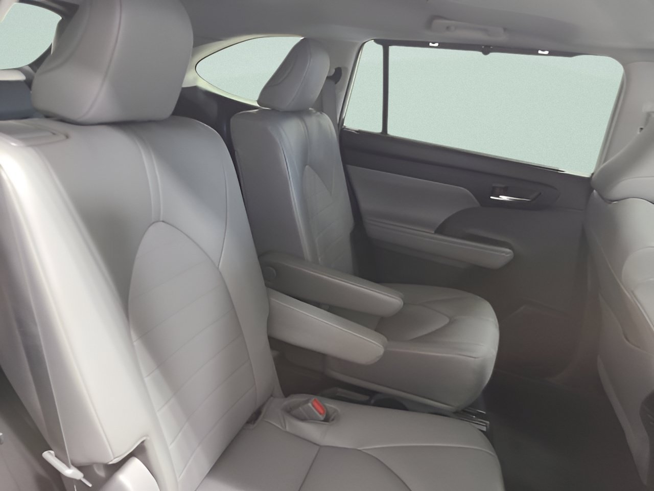 Used 2021 Toyota Highlander XLE AWD/4WD image 16