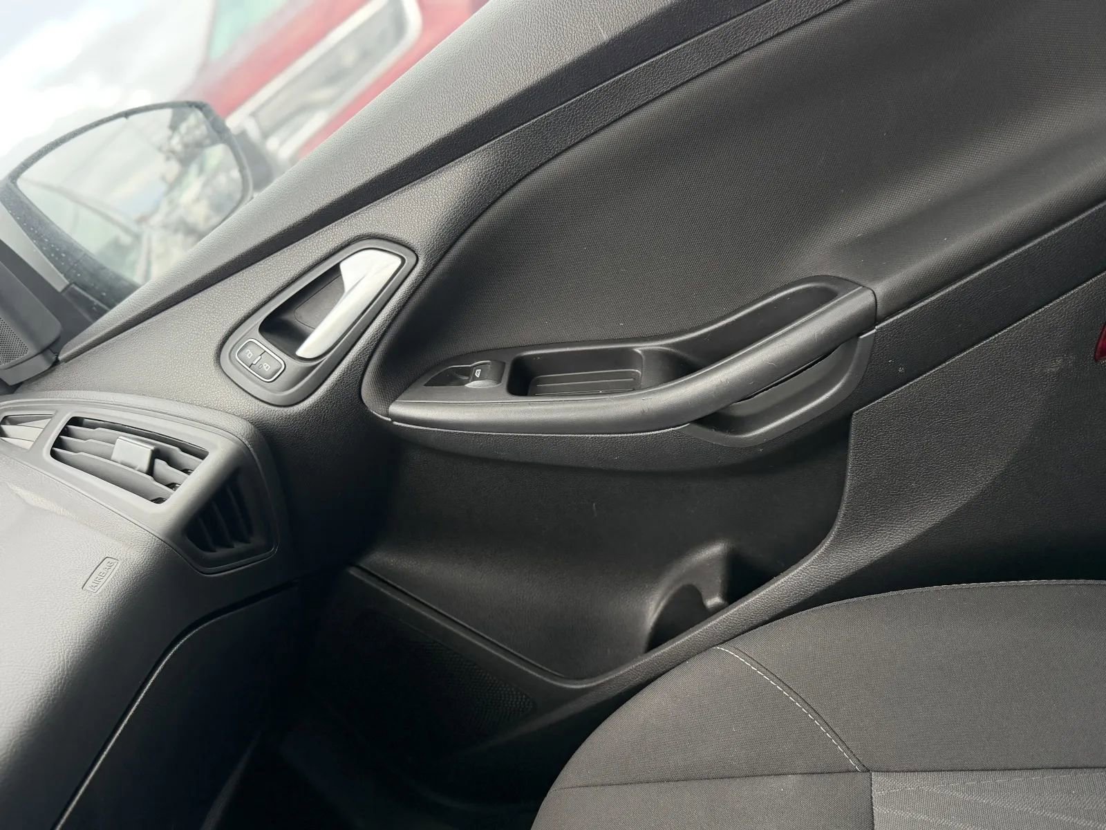 Used 2018 Ford Focus SE w/ Cold Weather Package FWD image 31