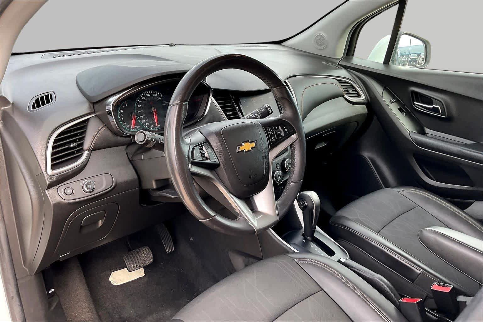 Used 2022 Chevrolet Trax LT w/ LT Convenience Package AWD/4WD image 17