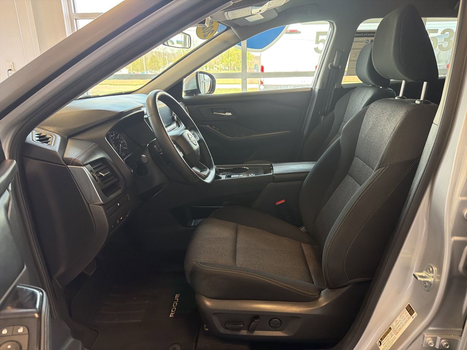 Used 2025 Nissan Rogue SV FWD image 16