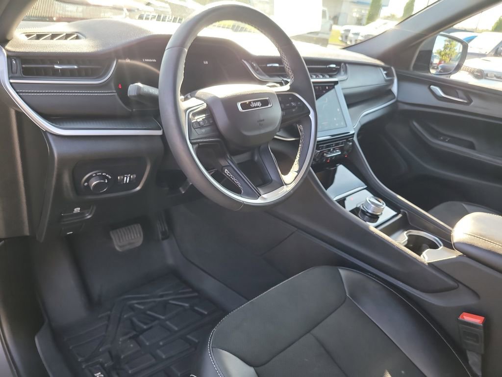 Used 2024 Jeep Grand Cherokee L Laredo RWD image 17