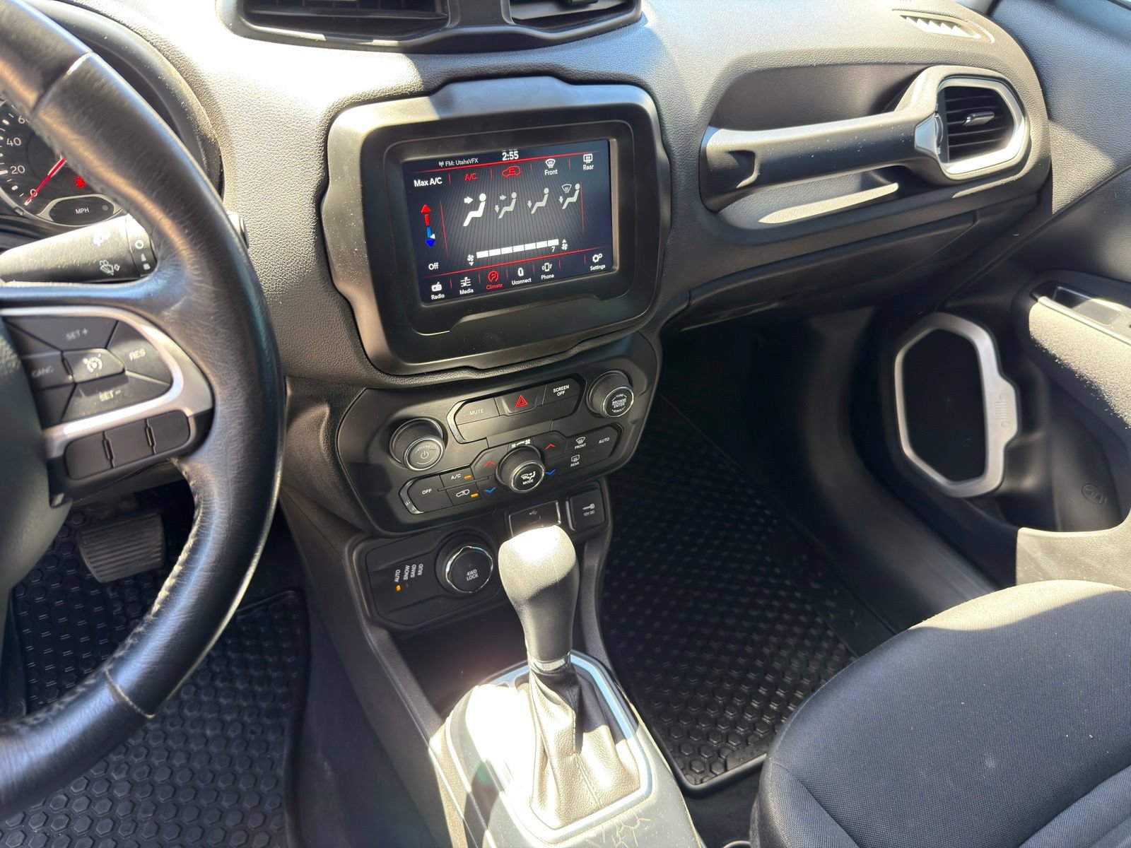 Used 2018 Jeep Renegade Latitude w/ Cold Weather Group AWD/4WD image 20