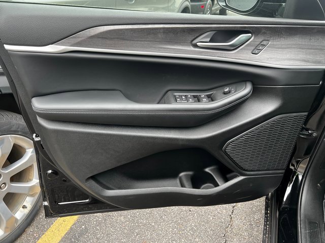 New 2025 Jeep Grand Cherokee Laredo X w/ Luxury Tech Group I image 11