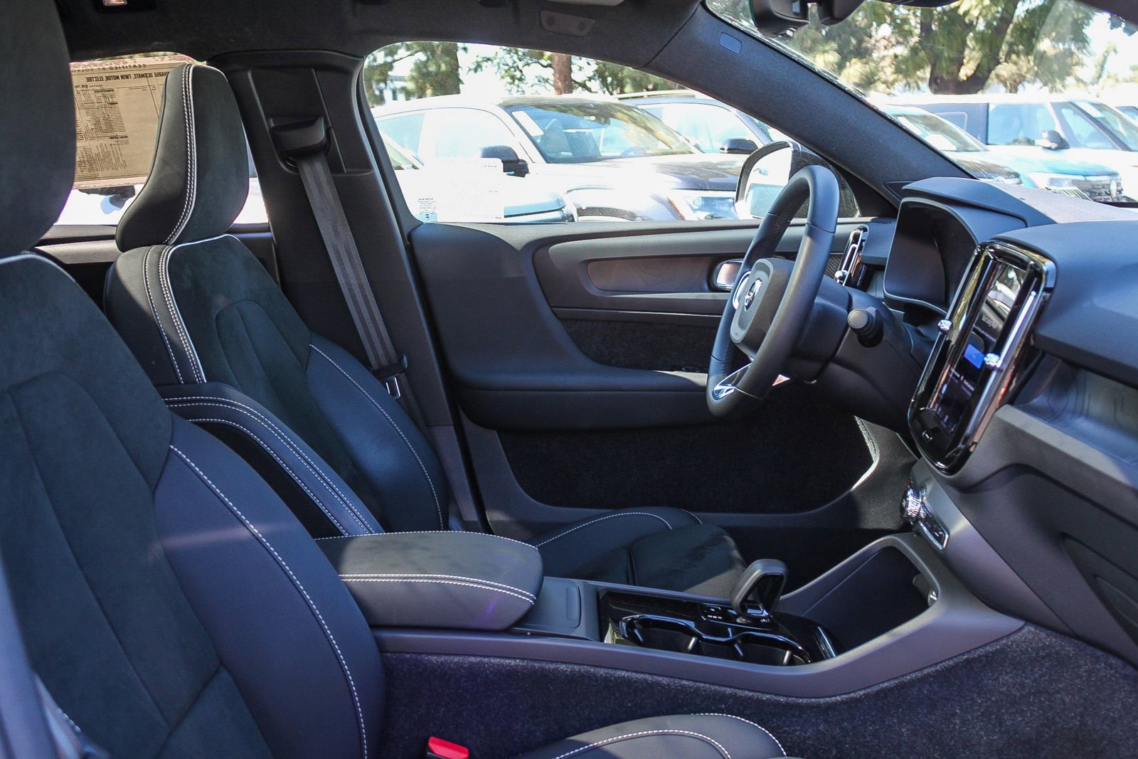 Used 2023 Volvo C40 P8 Recharge Ultimate image 17