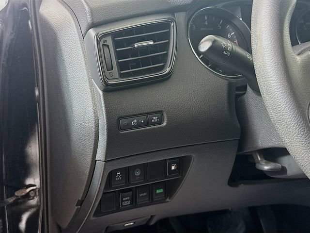 Used 2019 Nissan Rogue S image 11