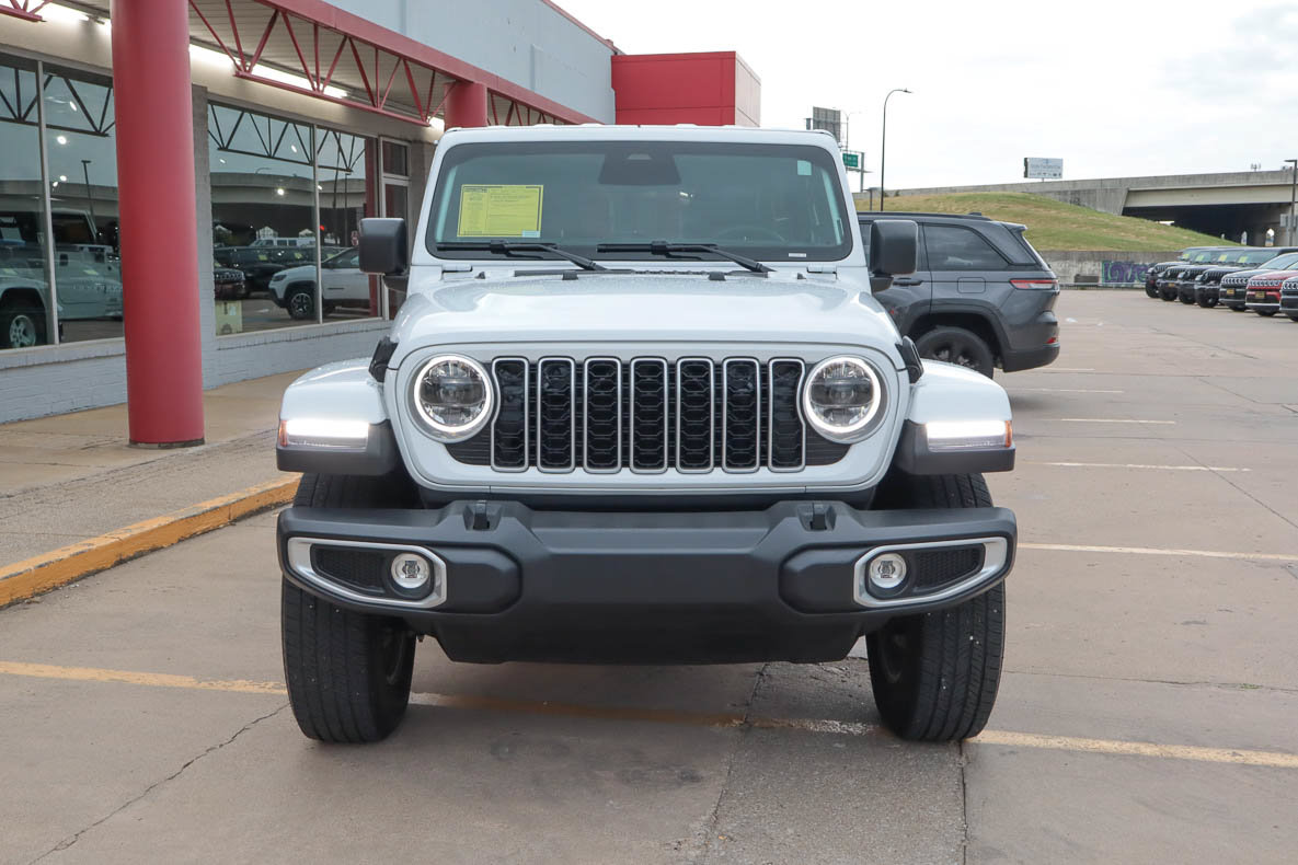 Used 2026 Jeep Wrangler Unlimited Sahara AWD/4WD image 3