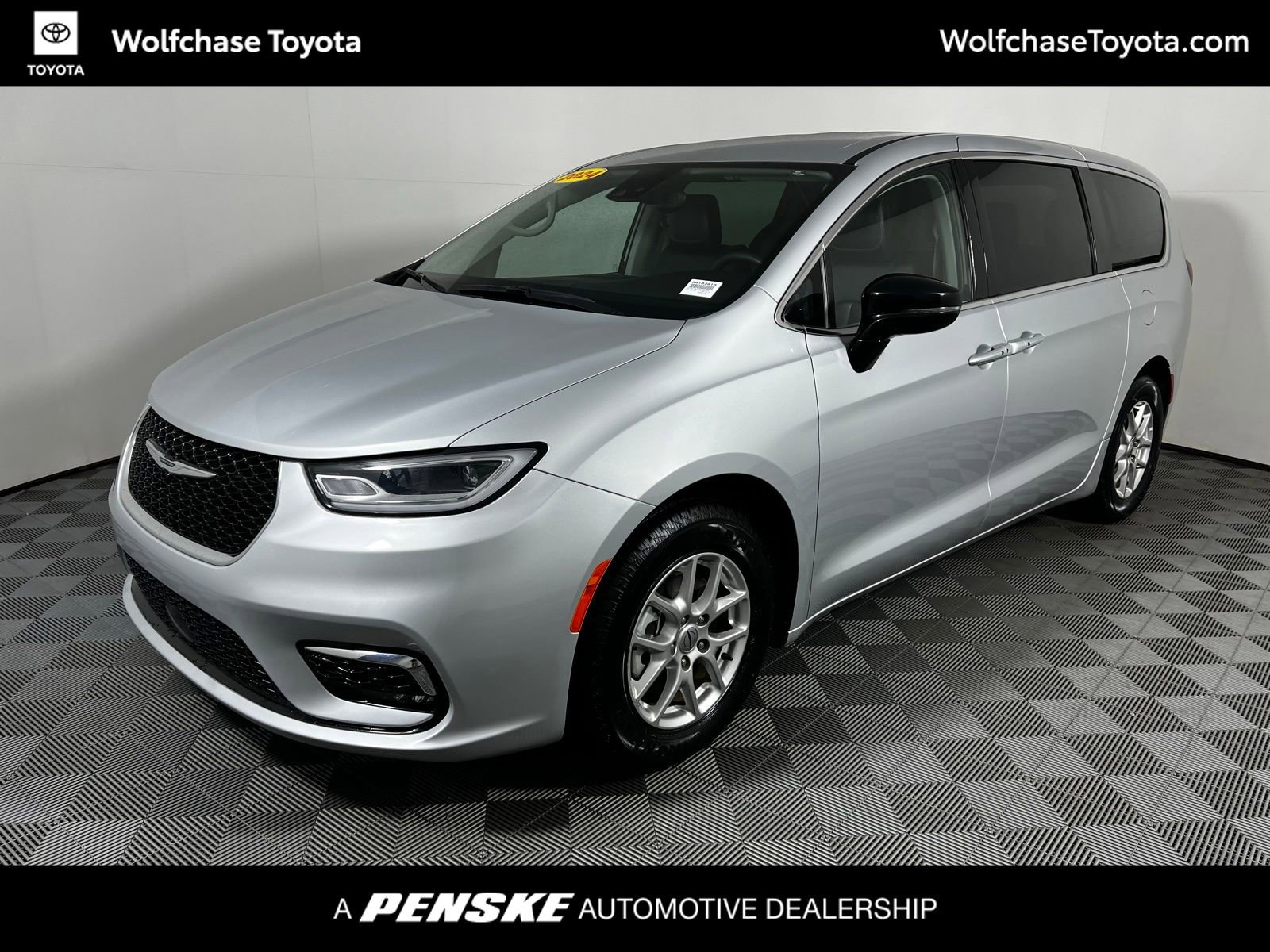 Used 2024 Chrysler Pacifica Touring-L image 1