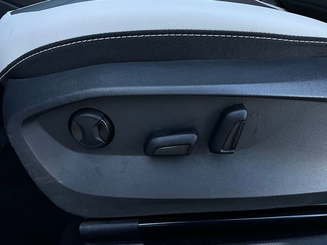 Used 2025 Volkswagen Taos SE image 11