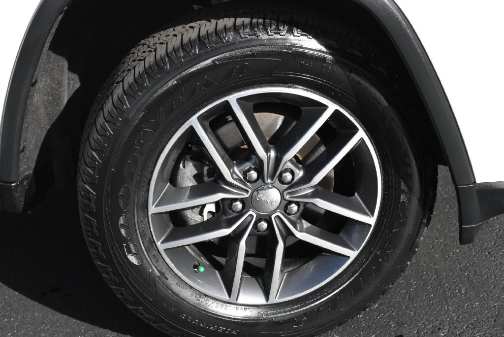 Used 2017 Jeep Grand Cherokee Limited w/ Trailer Tow Group IV AWD/4WD image 4