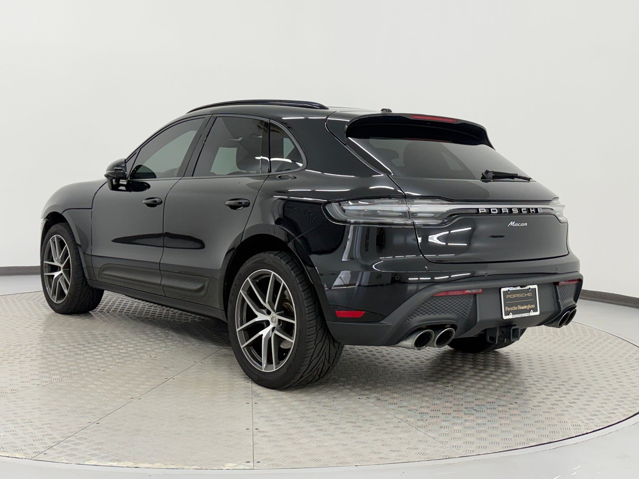 Used 2024 Porsche Macan AWD/4WD image 3