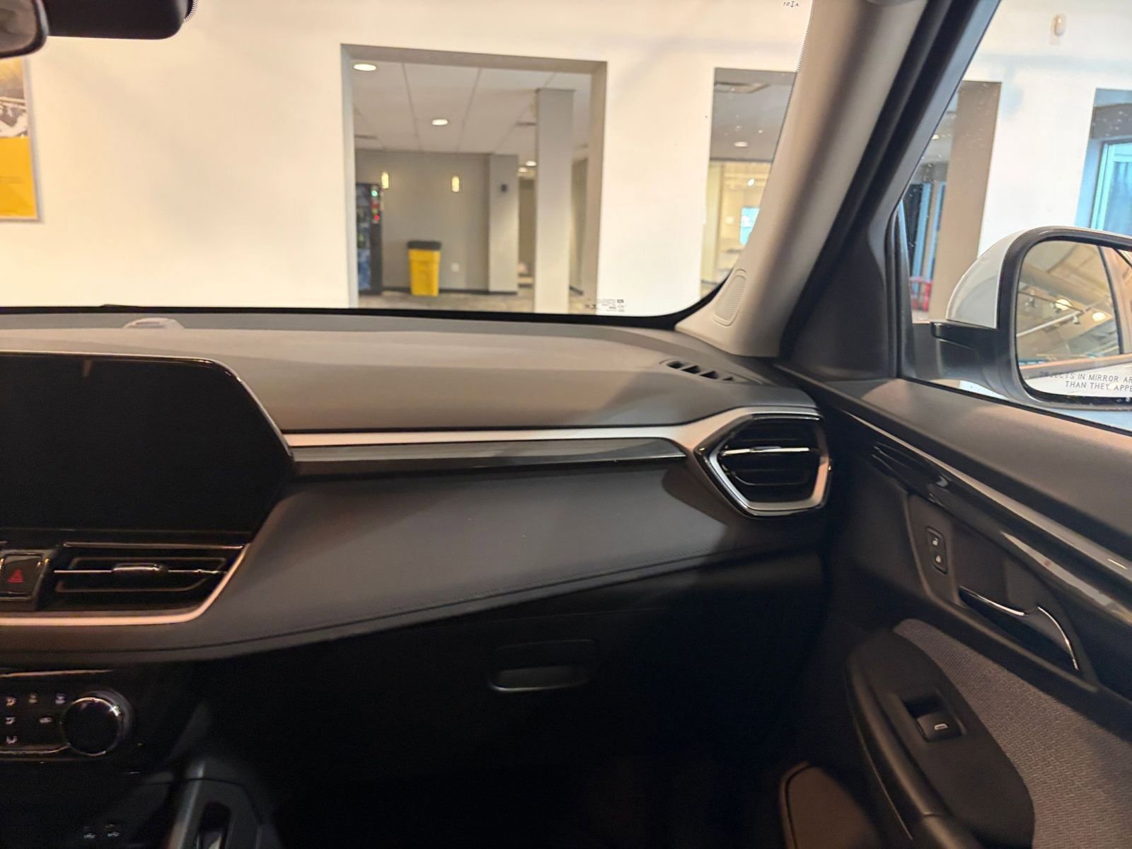 Used 2025 Chevrolet TrailBlazer LT image 33