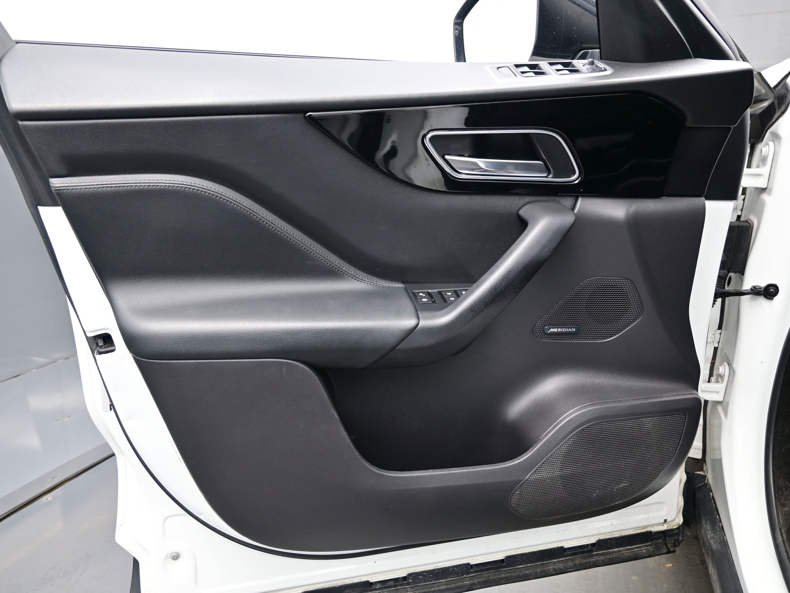 Used 2018 Jaguar F-PACE Premium image 9