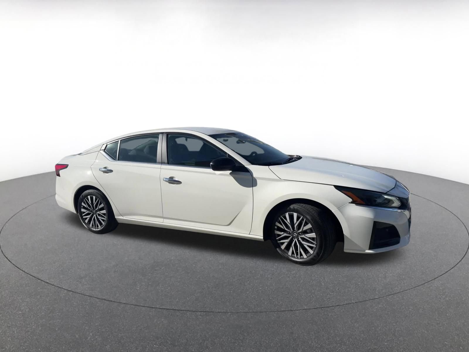 Used 2025 Nissan Altima 2.5 SV FWD image 2