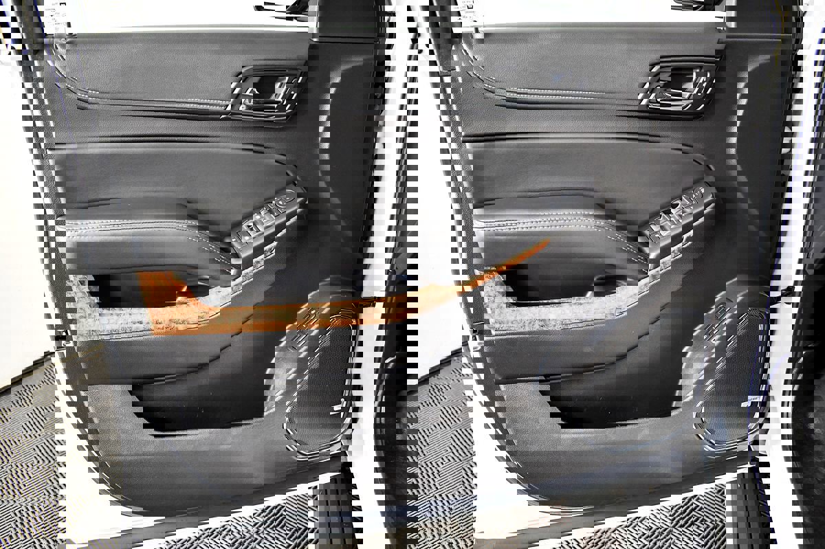 Used 2016 Chevrolet Suburban LTZ image 16