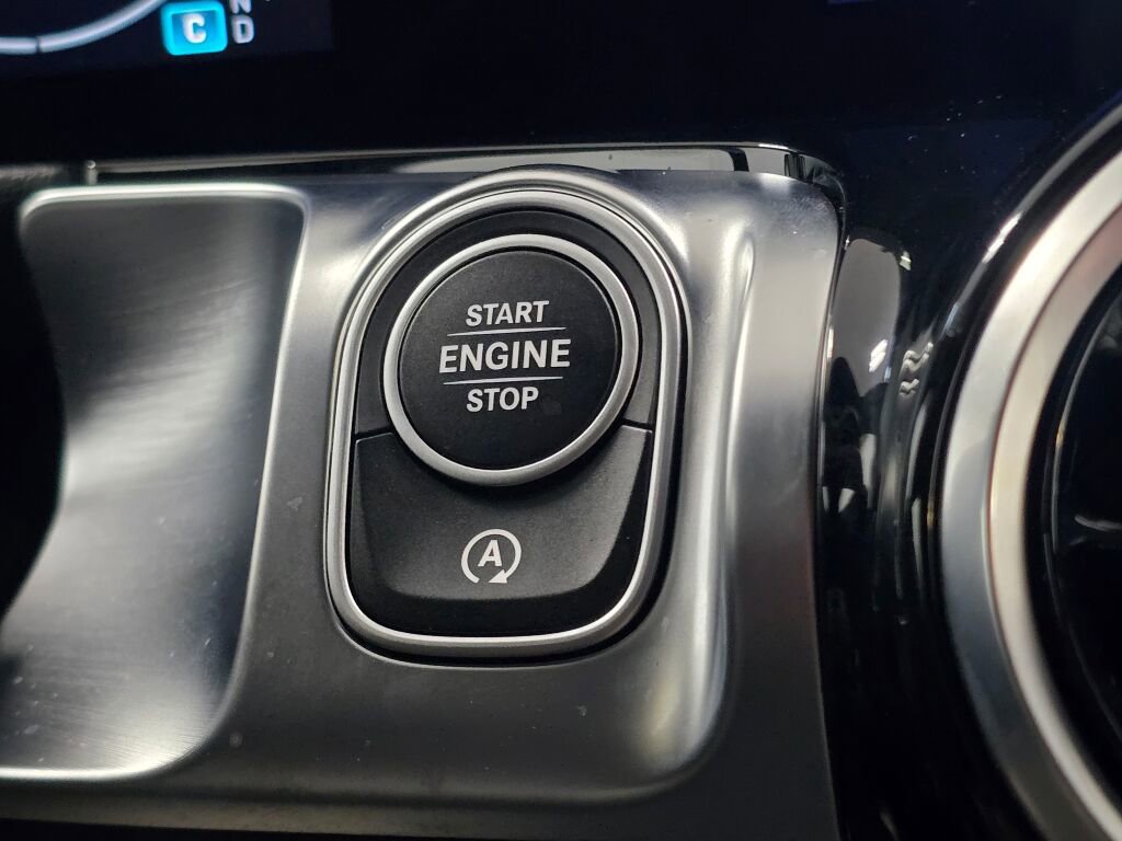 Used 2025 Mercedes-Benz GLB 250 4MATIC image 40