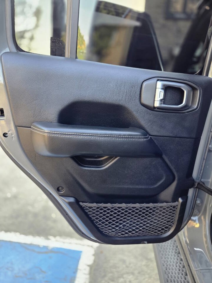 Used 2018 Jeep Wrangler Unlimited Sahara AWD/4WD image 28