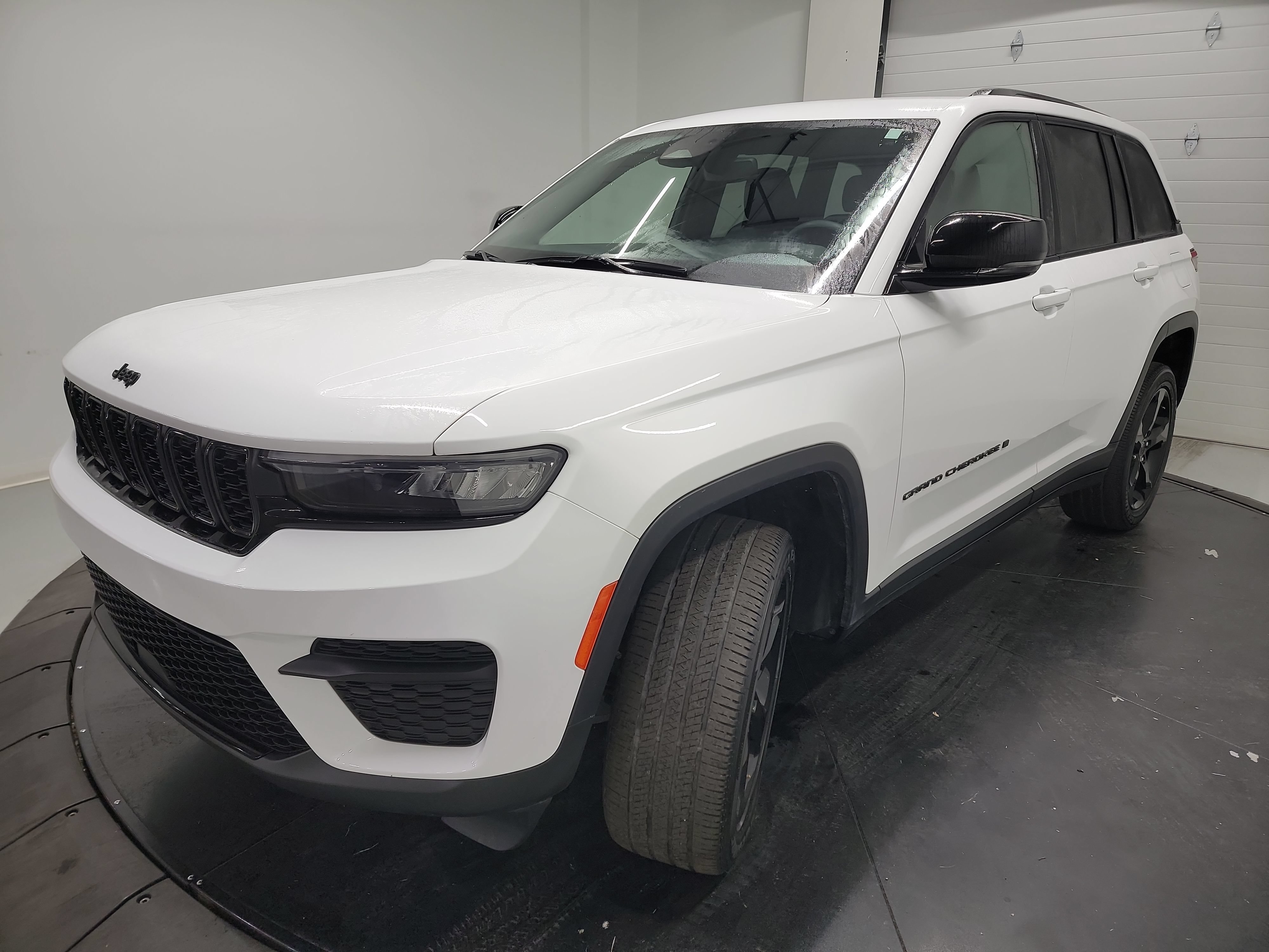 Used 2023 Jeep Grand Cherokee Altitude AWD/4WD image 3