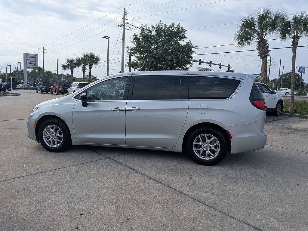 Used 2024 Chrysler Pacifica Touring-L FWD image 6