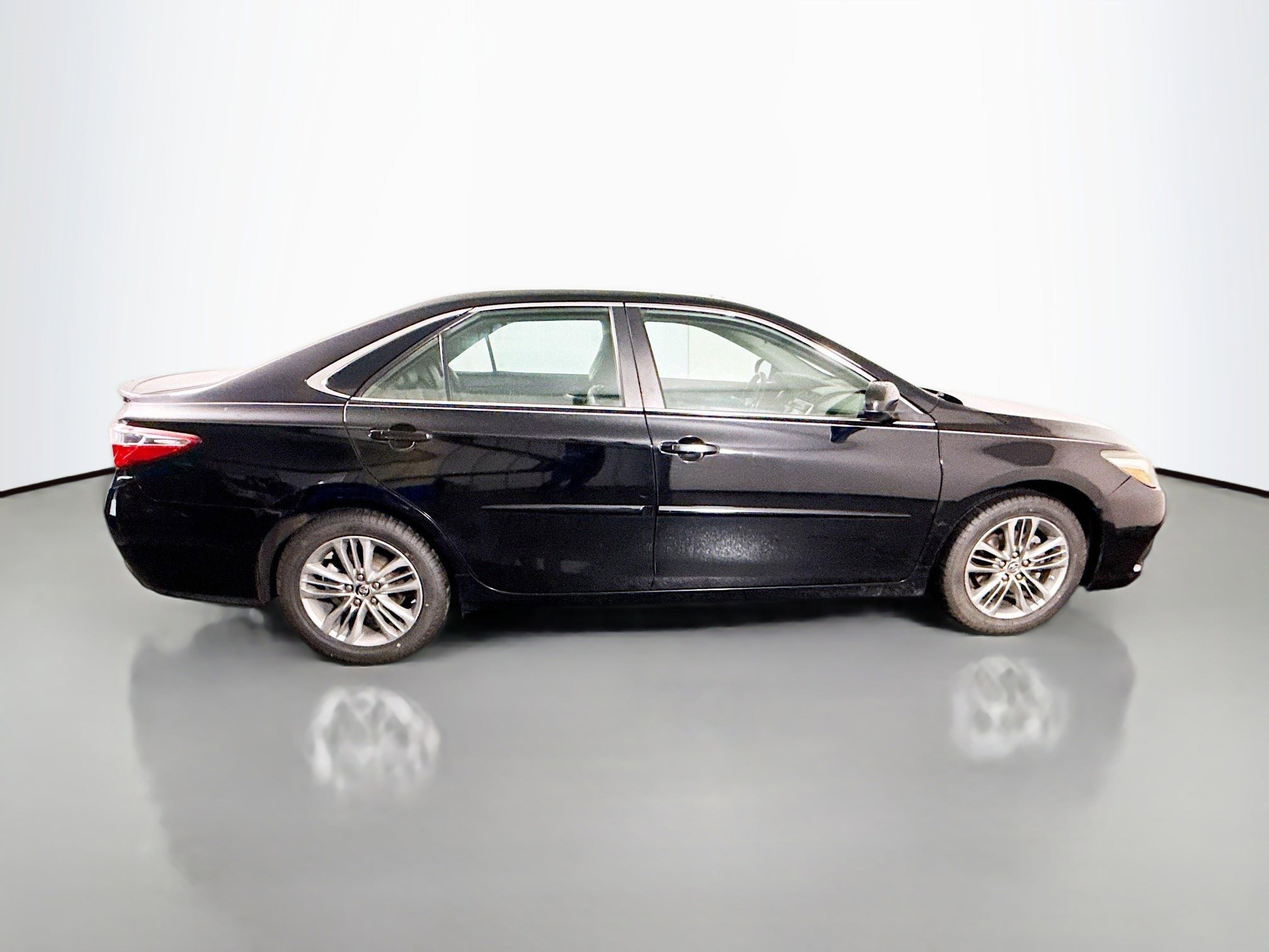 Used 2016 Toyota Camry SE image 11