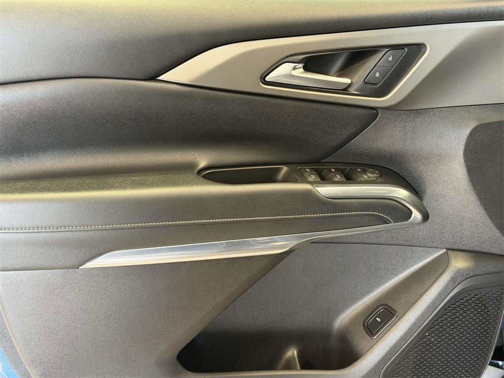 Used 2025 Chevrolet Traverse LT image 15