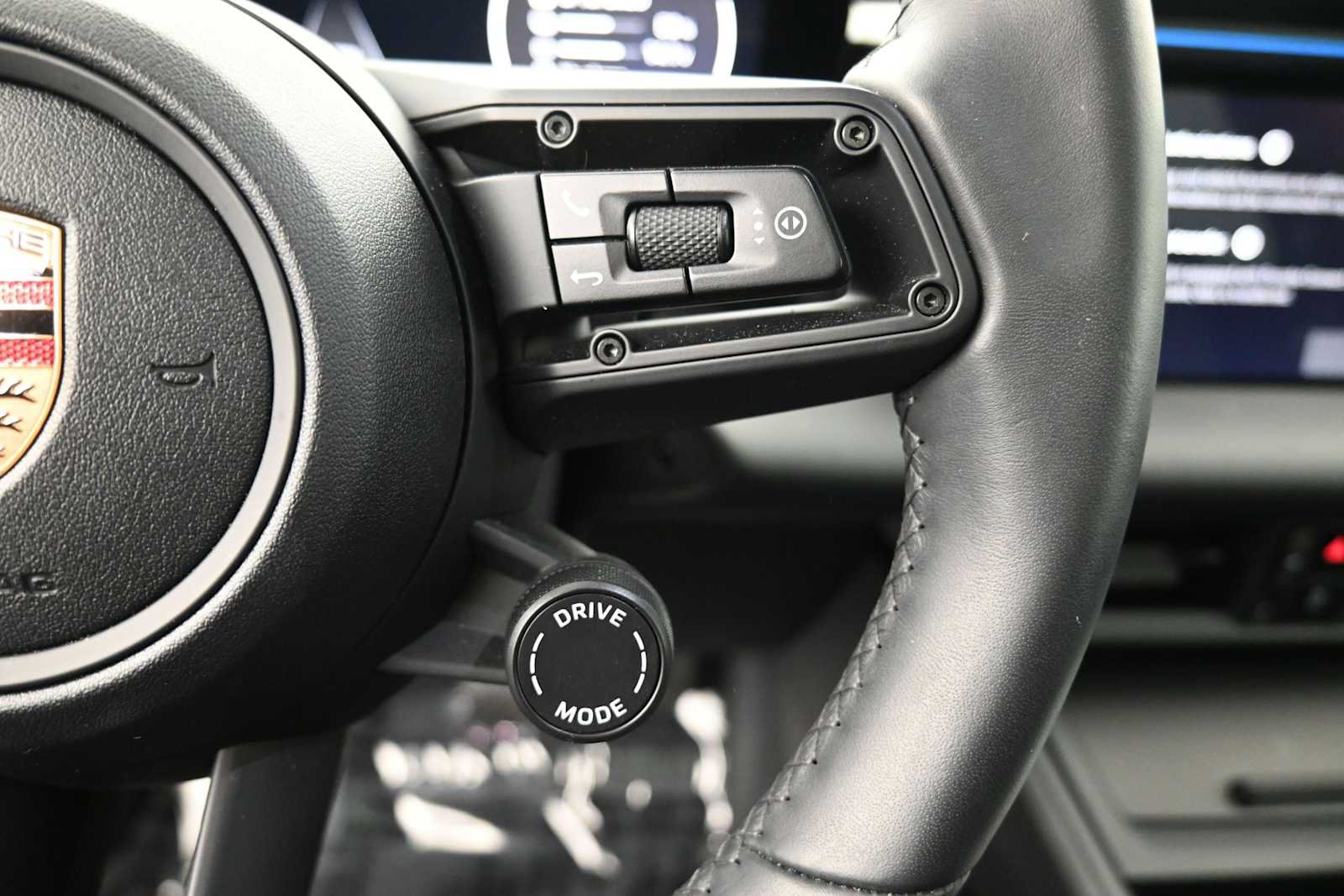 Certified 2025 Porsche Macan Electric RWD image 11