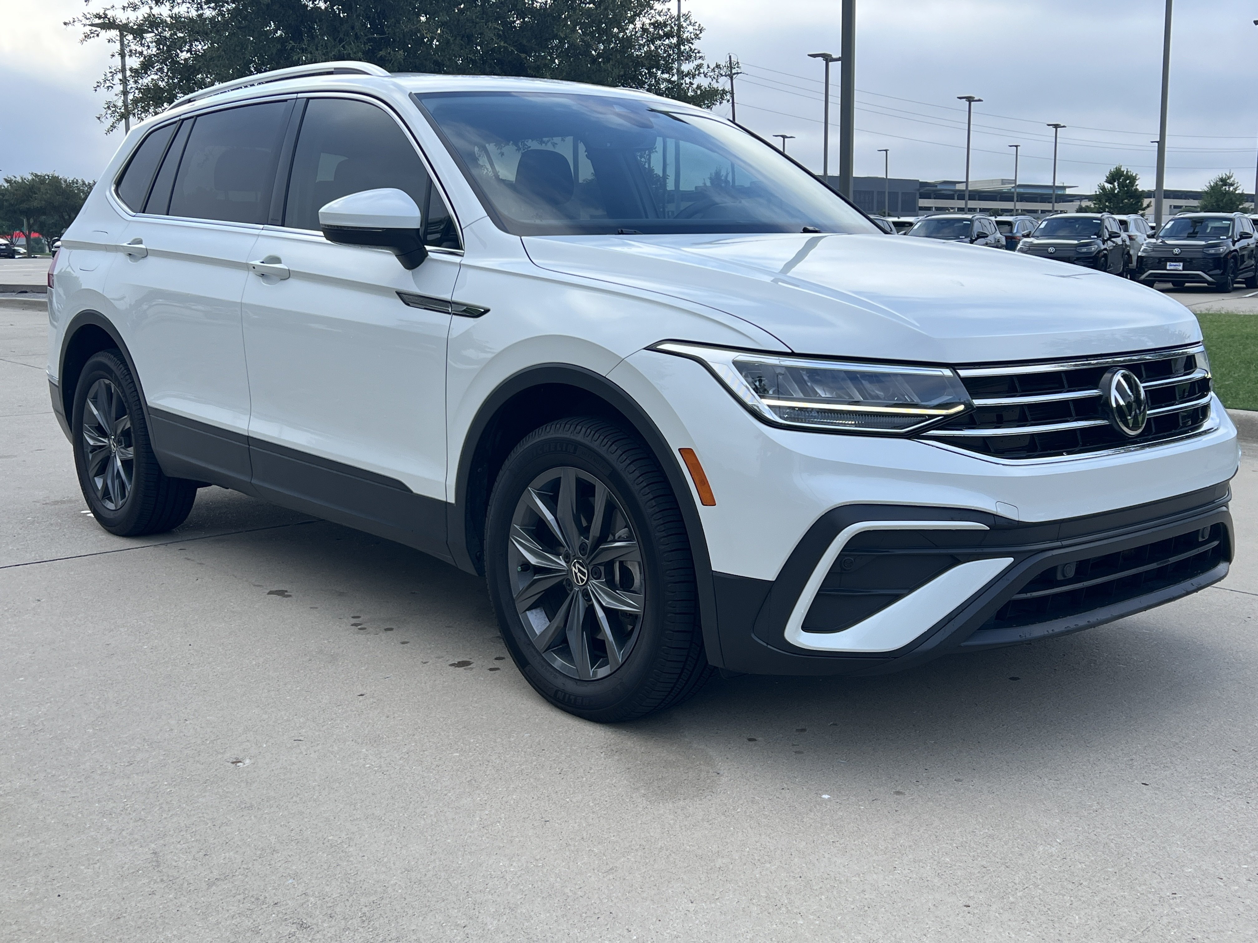 Certified 2023 Volkswagen Tiguan SE w/ Panoramic Sunroof Package FWD image 2