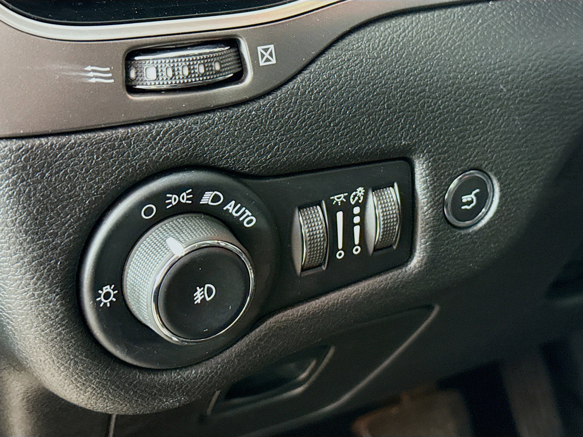 Used 2020 Jeep Cherokee Limited FWD image 9