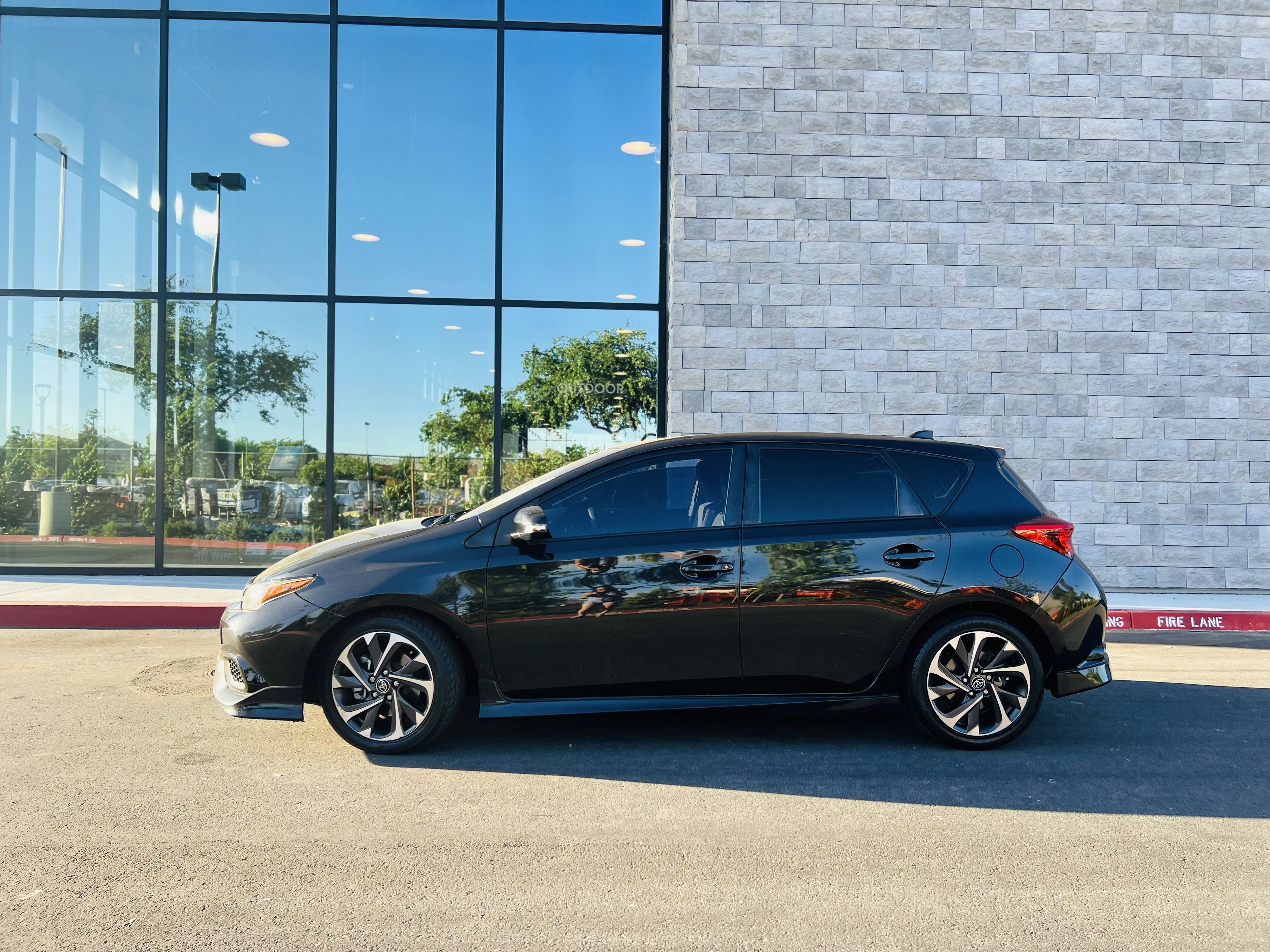 Used 2017 Toyota Corolla iM w/ Carpet Mat Package FWD image 3