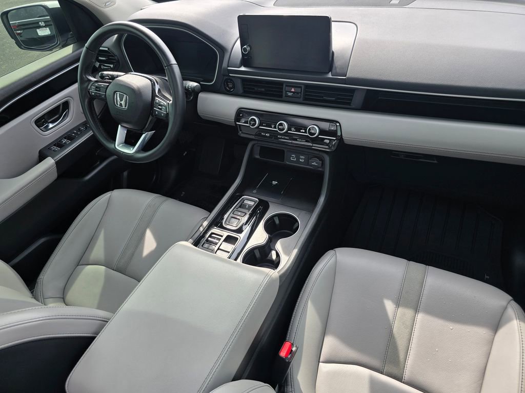 Used 2025 Honda Pilot Touring image 17