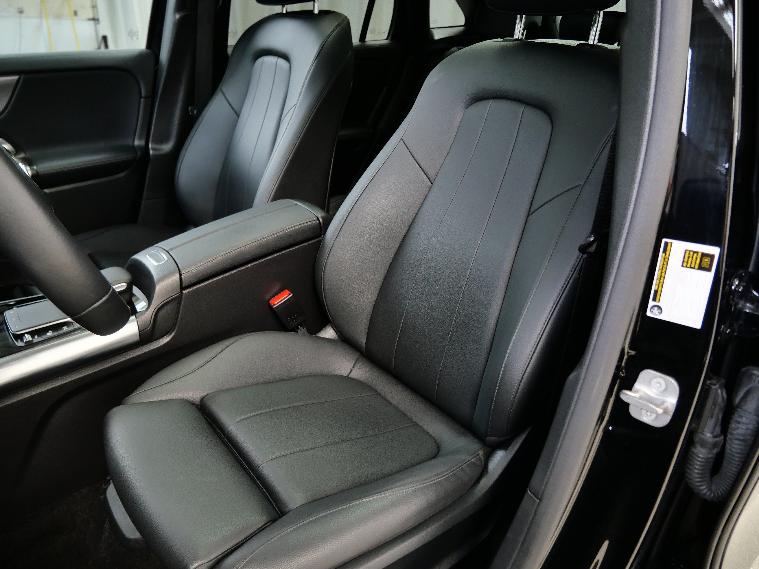 Used 2023 Mercedes-Benz GLA 250 4MATIC w/ Premium Package image 3