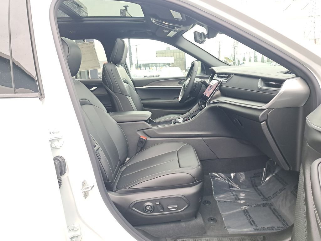 New 2025 Jeep Grand Cherokee L Limited w/ Luxury Tech Group II image 17