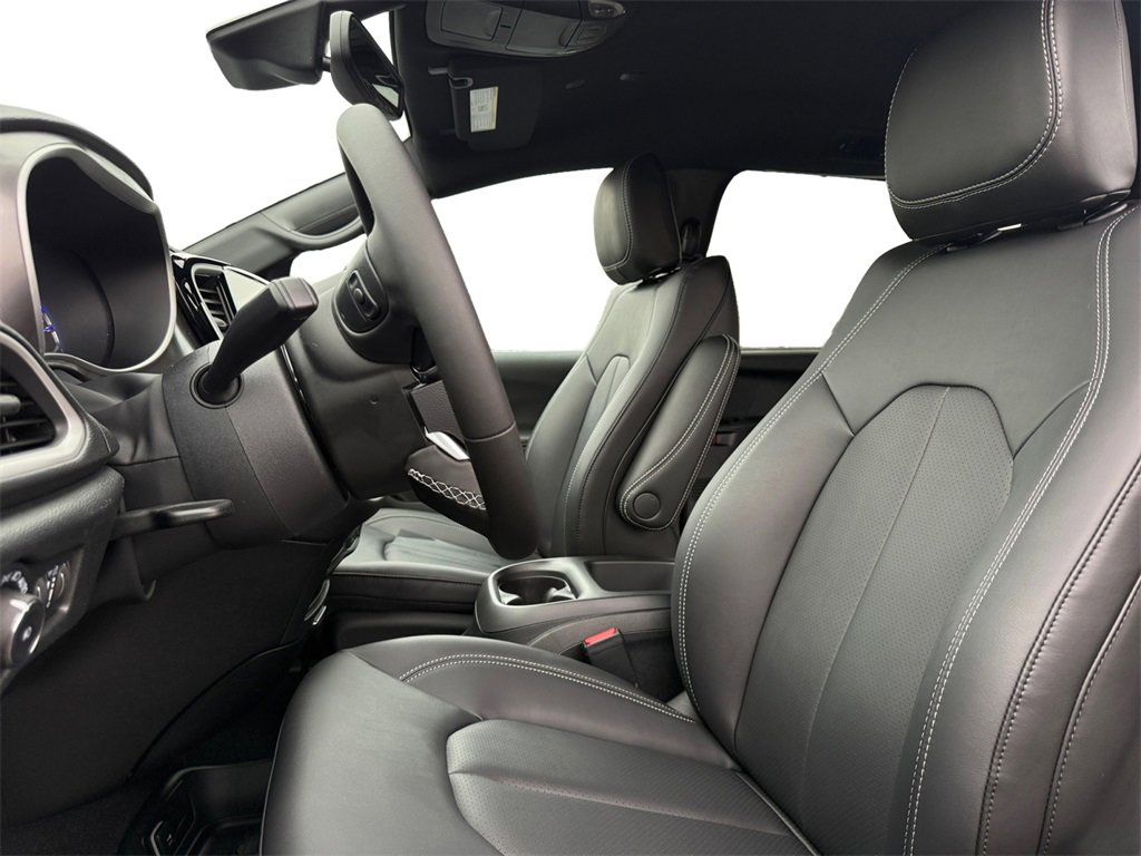 New 2026 Chrysler Pacifica Select image 9