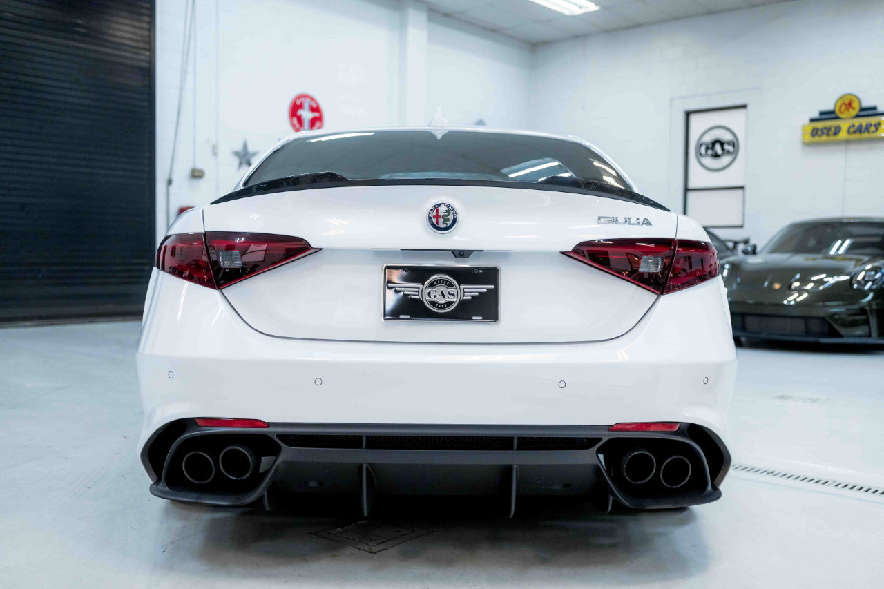 Used 2017 Alfa Romeo Giulia Quadrifoglio image 9
