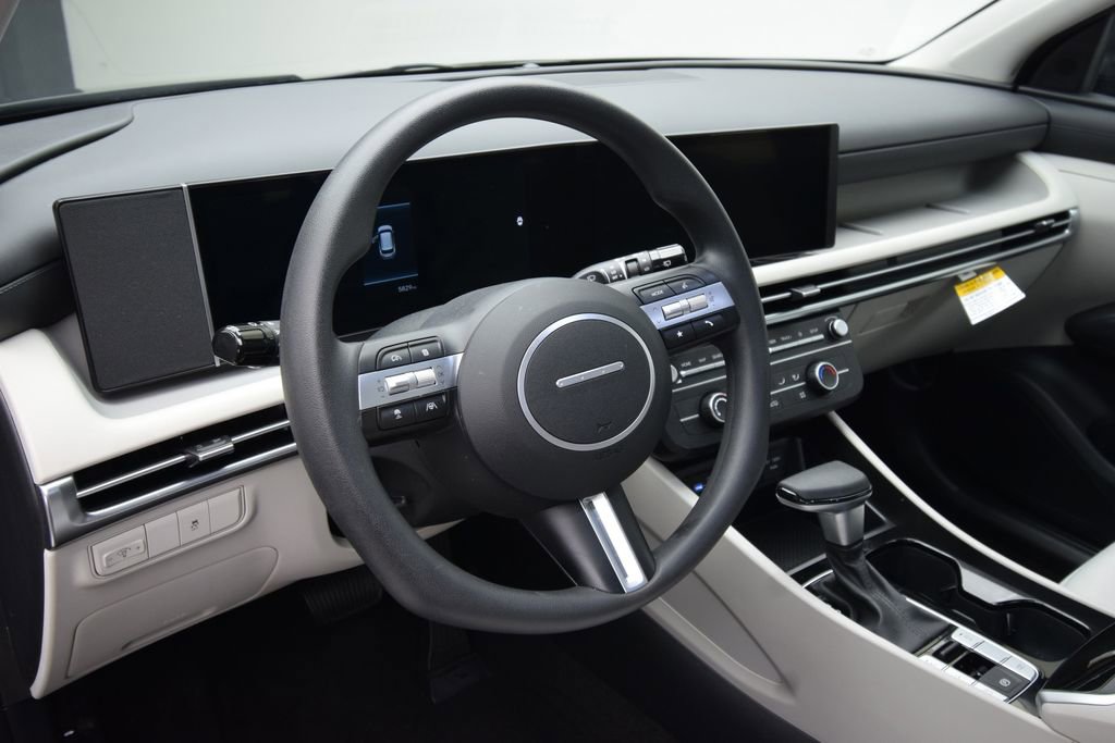 Used 2025 Hyundai Tucson SE image 13