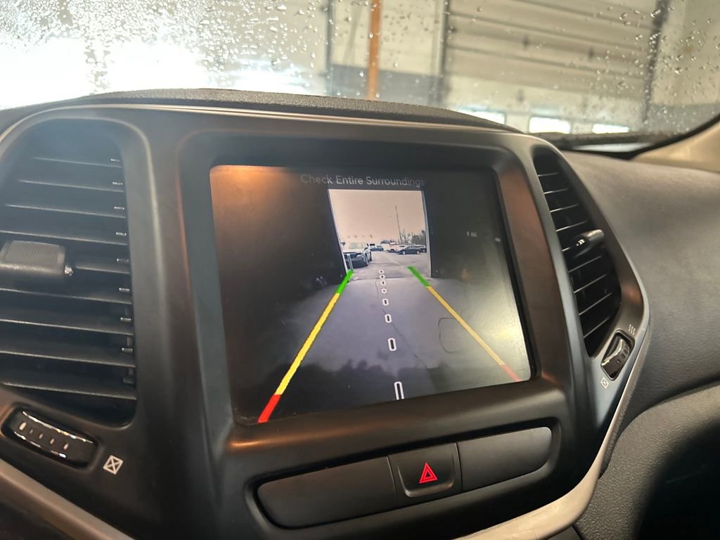Used 2016 Jeep Cherokee Latitude FWD image 28