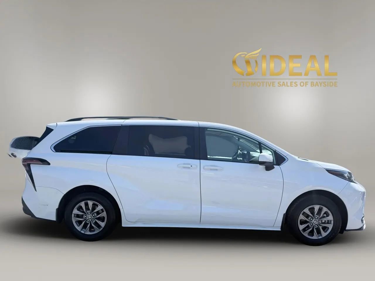 Used 2024 Toyota Sienna LE w/ LE Plus Package AWD/4WD image 8