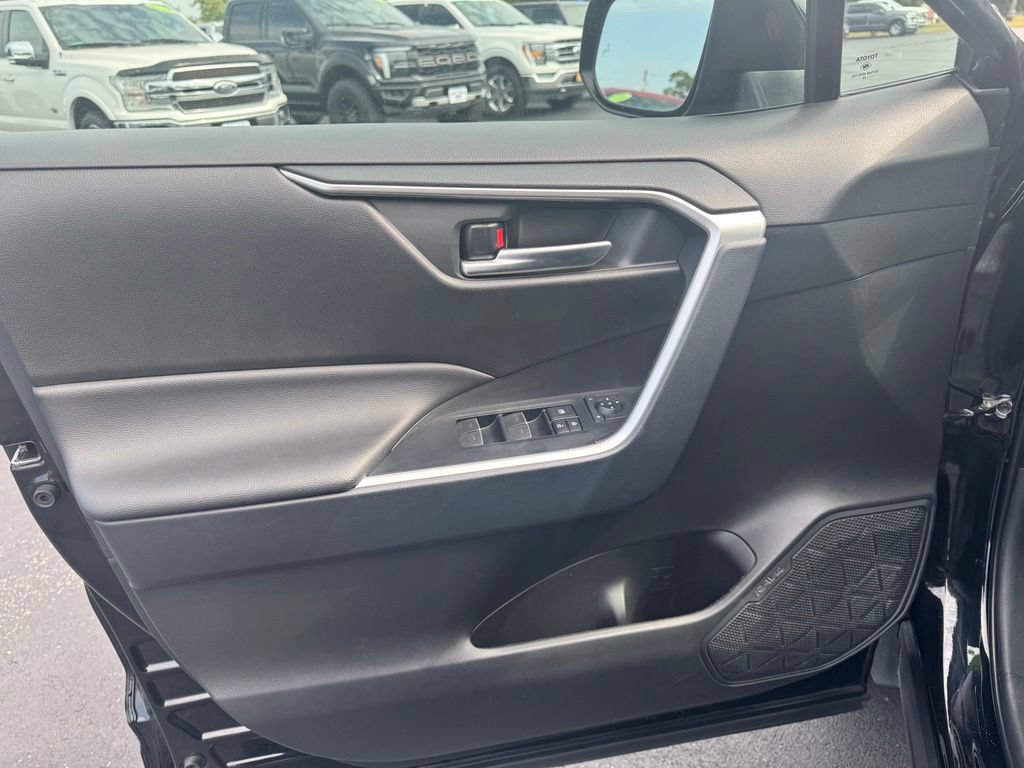 Used 2025 Toyota RAV4 XLE AWD/4WD image 2