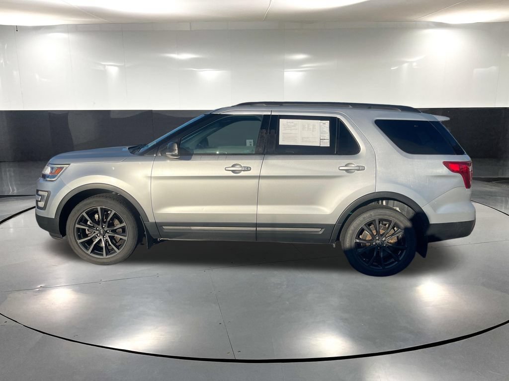 Used 2017 Ford Explorer XLT w/ Equipment Group 202A AWD/4WD image 7