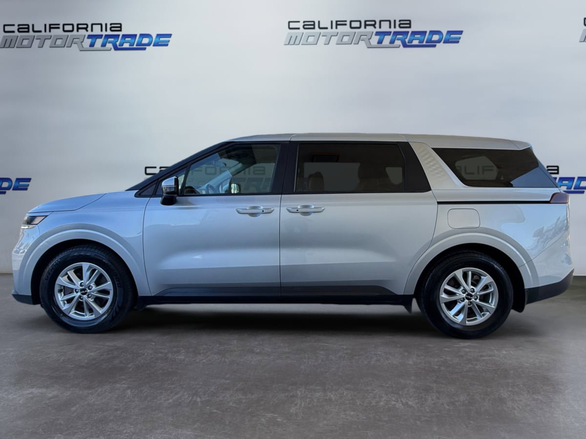 Used 2023 Kia Carnival LX image 8