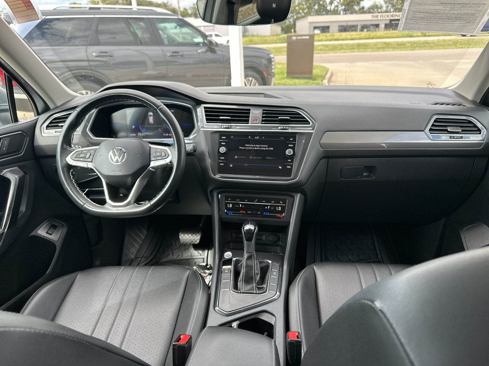 Used 2023 Volkswagen Tiguan SE FWD image 3