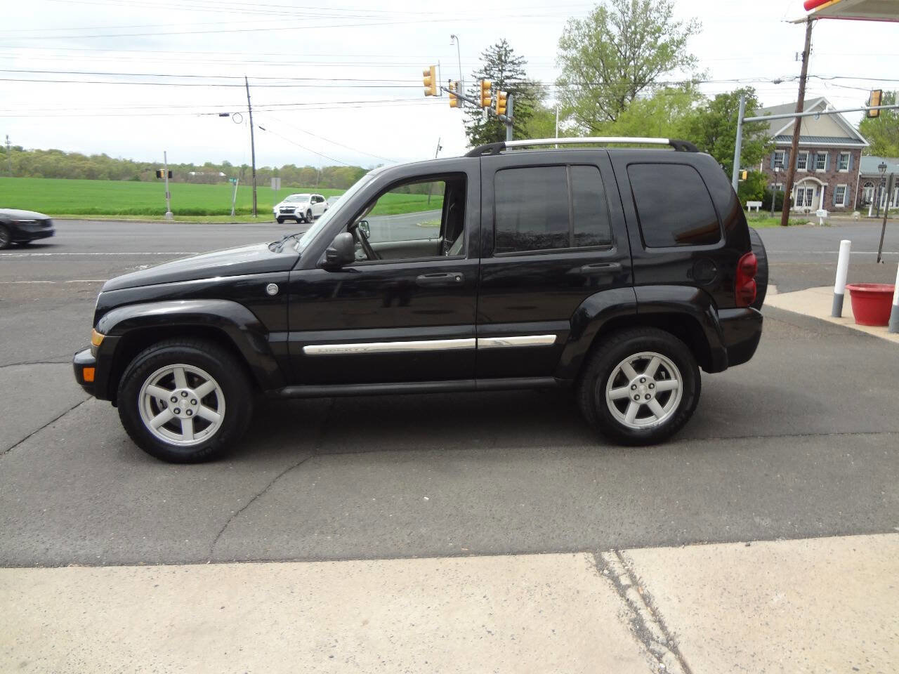 Used 2005 Jeep Liberty Limited AWD/4WD image 3