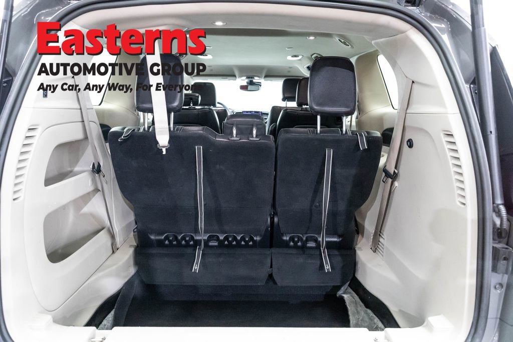 Used 2022 Chrysler Pacifica Touring-L image 8