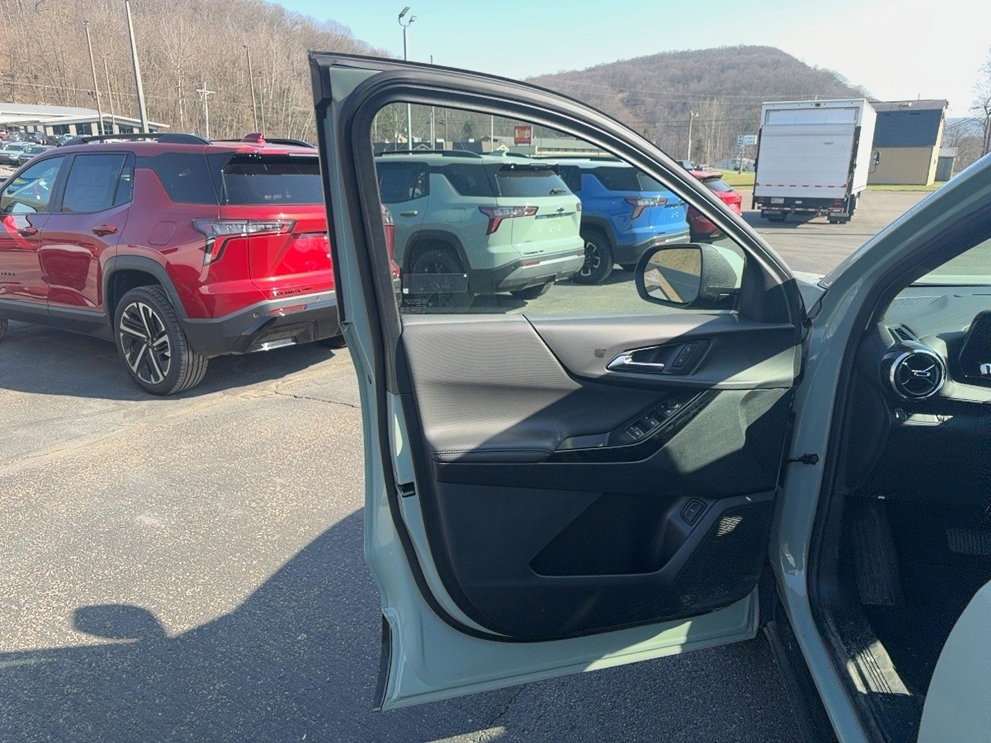 Used 2025 Chevrolet Equinox LT w/ Convenience Package II image 9