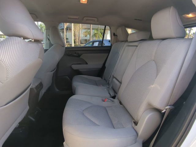 Used 2021 Toyota Highlander L image 16