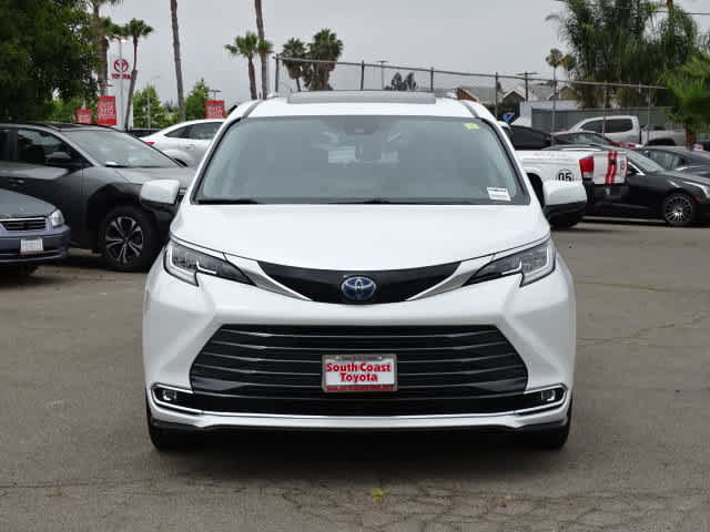 Used 2023 Toyota Sienna Limited AWD/4WD image 3