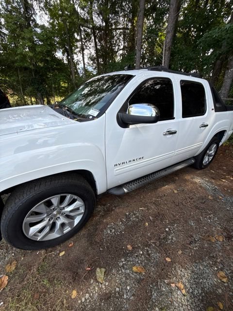 Used 2011 Chevrolet Avalanche LT w/ Luxury Package AWD/4WD image 4