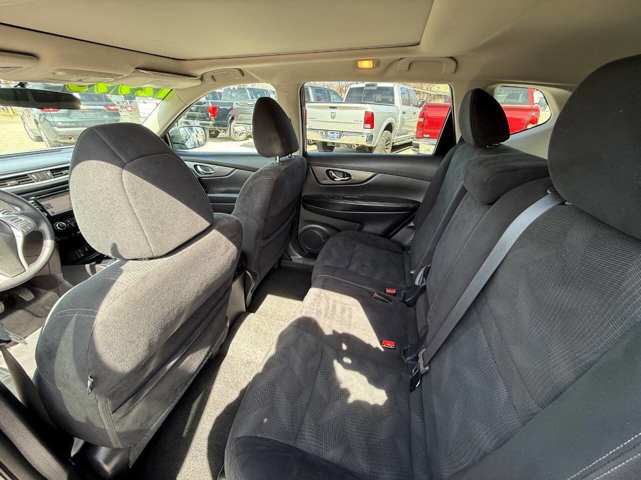 Used 2016 Nissan Rogue SV image 12