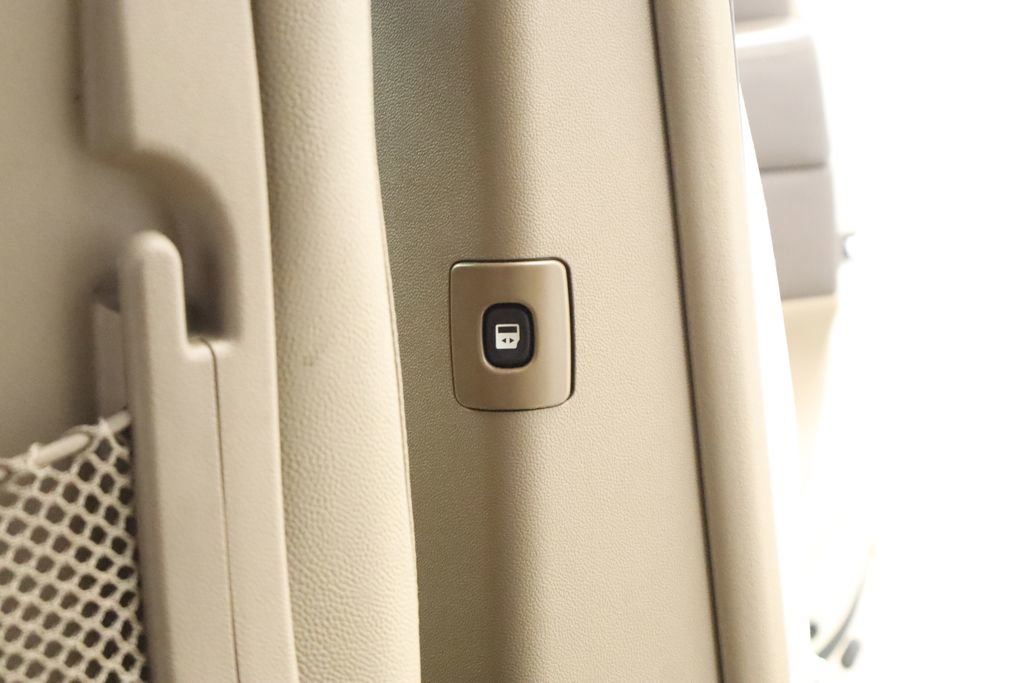 Used 2014 Chrysler Town & Country Touring FWD image 33