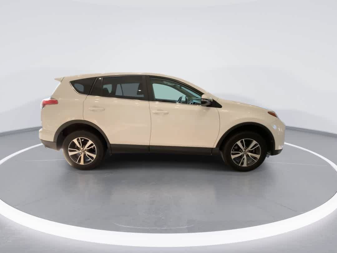 Used 2018 Toyota RAV4 XLE AWD/4WD image 9