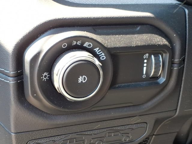 Used 2025 Jeep Wrangler Unlimited Sahara AWD/4WD image 17